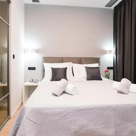 Free Private Garage & Rooms City Center Couette-café Zadar