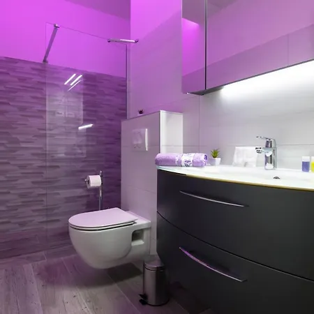 Free Private Garage & Rooms City Center