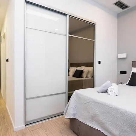 Free Private Garage & Rooms City Center Couette-café