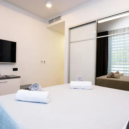 Couette-café Free Private Garage & Rooms City Center